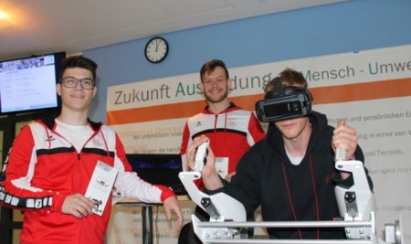 Technik und das Gesundheitswesen bilden die Schwerpunkte am Lüttfeld-Berufskolleg, das können die Schüler auch immer wieder ausprobieren. Foto: Kreis Lippe