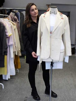 Modestudierende des Fachbereichs Gestaltung präsentieren ihre Abschluss- und Semesterarbeiten.