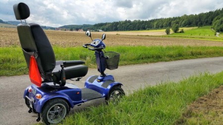 Für Nutzer von E-Scootern und größerer Rollstühle bietet der Kreis Lippe einen Fahrservice zu „Hermann leuchtet 7.0“ an. Foto: Kreis Lippe 