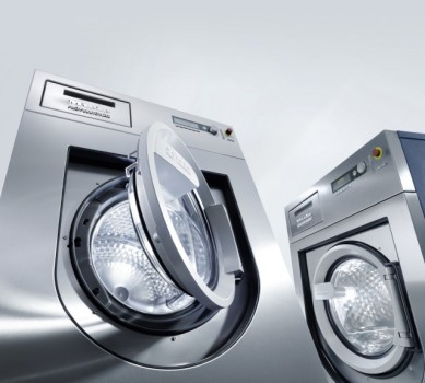 Für Höchstleistungen in der Wäscherei bekannt: Waschmaschinen aus der Generation „Benchmark“, deren technische Ausstattung im Alltag Kräfte schont – bei niedrigen Energie- und Wasserverbräuchen. Foto: Miele