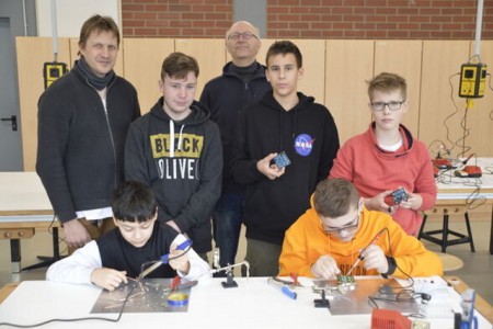 Maurice (Sekundarschule Höxter), beim Zusammenbau seines Elektronischen Würfels.