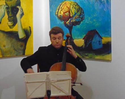 Nikita Sergeenko eröffnet die Ausstellung mit einer Vorführung seines musikalischem Talents