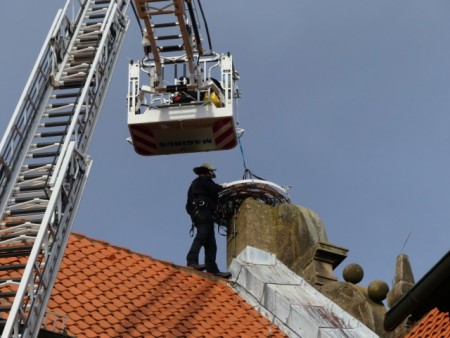 Feuerwehr beim anbringen des Storchennest, Fotos: Landesverband Lippe