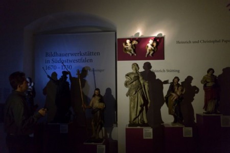 Ein letztes Mal eintauchen in eine geheimnisvolle Welt von Licht und Schatten in der Wewelsburg. Foto: Lina Loos für das Kreismuseum Wewelsburg