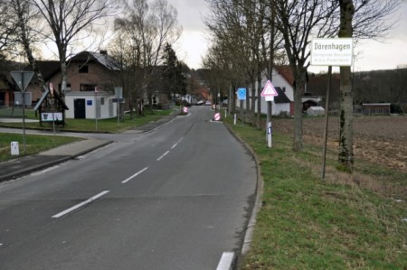 Fahrbahneinbauten und Fahrbahnteiler zur Geschwindigkeitsverringerung werden nach der Sanierung wiederhergestellt. Fotos: Kreis Paderborn