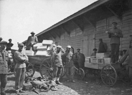 Mennoniten laden 1923 in Platovka, Russland, Waggons mit Notnahrungsmitteln, einschließlich Milchdosen. Für einige der größeren Transporte wurden mehrere hundert Waggons benötigt. Foto: MCC-Archiv, D.R. Höppner