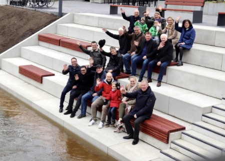Bürgermeister, Ratsvertreter und Anlieger probieren die „Logenplätze“ für die Ems aus. Foto: Stadt Rheda W.