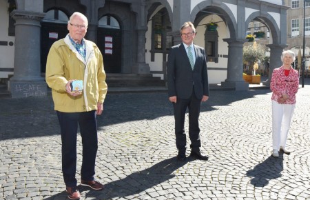 Vor dem Historischen Rathaus übergaben Egon und Marion Hüls Bürgermeister Michael Dreier (Mitte) den bemalten Basaltstein.Foto: © Stadt Paderborn