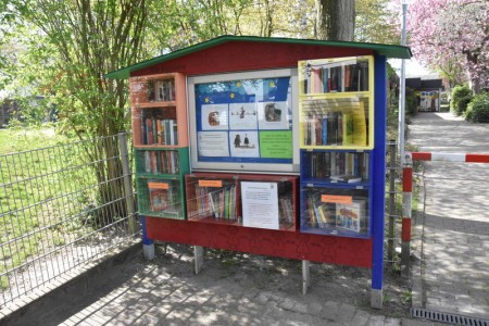 Das Büchertausch-Regal steht vor der Kita Schobeke