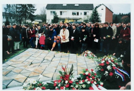 Ein Foto aus vergangenen Tagen - Gedenkfeier am 2000 neu entstandenen Mahnmal am Appellplatz des ehemaligen Konzentrationslagers Niederhagen in Wewelsburg (Foto Herr Czeschik / Archiv Kreismuseum Wewelsburg)