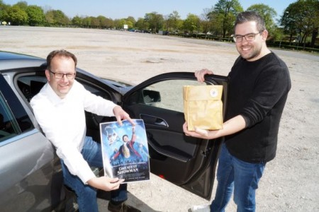 Geschäftsführer Martin Knabenreich (links) und Projektleiter Patrick Piecha freuen sich auf die fünf Kino-Termine an der Radrennbahn.Bild: Bielefeld Marketing