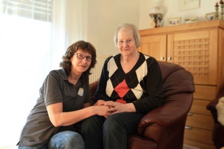Palliativ-Pflegefachkraft Ute Onkelbach kümmert sich um Maria-Elisabeth Kukuk. Die 72-Jährige ist an Krebs erkrankt.
