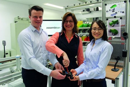 Foto (Heinz Nixdorf Institut): Alexander Pöhler und Xiaojun Yang mit ihrer Mentorin Prof. Dr.-Ing. Iris Gräßler (Mitte) 
