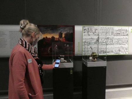 Per Audiorundgang können sich die Besucher*innen über die Ausstellungsstücke in der Sonderausstellung "Pest!" informieren. Foto: LWL