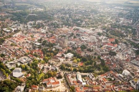 Im März sind die Einwohnerzahlen der Bevölkerung mit Hauptwohnsitz in der Stadt Paderborn im Vergleich zum Vormonat leicht gesunken. 153.435 Menschen hatten bis zum 31. März 2020 ihren Hauptwohnsitz in Paderborn gemeldet.© Stadt Paderborn
