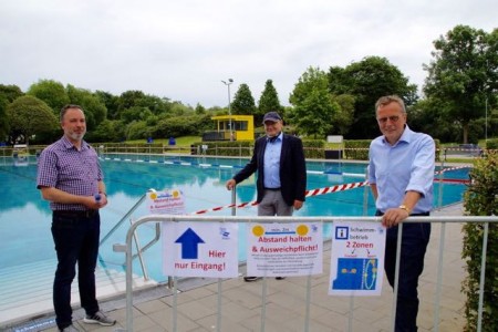Haben einige Vorkehrungen getroffen, um das Rolandsbad und das Waldbad unter strengen Hygieneauflagen öffnen zu können: (v.l.) Stefan Schumann, Betriebsleiter der Paderbäder, sowie Wolfgang Walter und Hubert Stork, die Geschäftsführer der Paderbäder.© Stadt Paderborn
