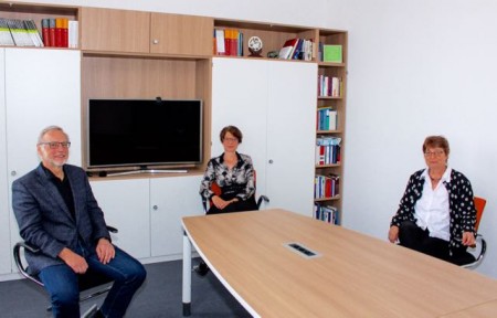 Freuen sich über die gemeinsame Berufung von Prof. Dr. Bettina Kohlrausch (Mitte): Prof. Dr. Volker Peckhaus, Dekan der Fakultät für Kulturwissenschaften, und Prof. Dr. Birgitt Riegraf, Präsidentin der Universität Paderborn.Foto: Universität Paderborn