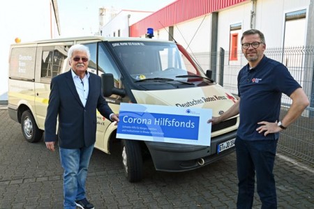v.l: Heinz-Jürgen Belger vom Ortsverein Rheda-Wiedenbrück und Pressesprecher Rainer Stephan freuen sich über die Spende. (Foto: DRK) 