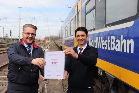  Eduard Skura (rechts) bekommt die Auszeichnung für den Landessieg von Robert Palm, Regionalleiter der Regio-S-Bahn Bremen/Niedersachsen überreicht. Foto: NordWestBahn/Steffen Högemann