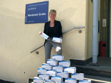Kerstin Senf, Abteilungsleiterin der proWerk Werkstatt Grabe in Bielefeld-Brackwede, die sich über 1.000 Schutzmasken freut.