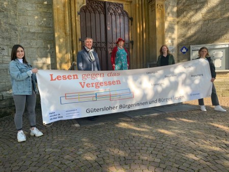 Geplant war eine Veranstaltung in der Martin-Luther-Kirche am 9. Mai – nun wird stattdessen in Erinnerung an die Verfolgung von Autoren durch die Nationalsozialisten online gelesen: (v. l.) Friederike Both, Bürgermeister Henning Schulz, Almuth Wessel, Lena Jeckel (Leiterin Fachbereich Kultur) und Paula Neugebauer machen auf die Aktion „Lesen gegen das Vergessen“ aufmerksam.Foto:Stadt Gütersloh