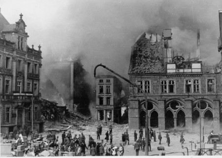 Zerstörtes Rathaus 1945 (Foto: © Kommunalarchiv Minden)