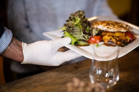 Servieren in Corona-Zeiten: Ohne Hygiene- und Abstandsregeln geht nichts in der Gastronomie. Daher sollten Gäste beim Restaurantbesuch Geduld mitbringen, meint die Gewerkschaft NGG. Foto: NGG
