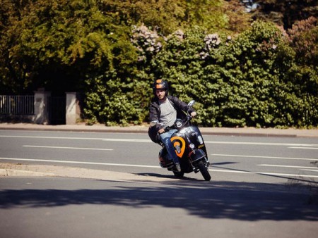 Alma kommt ab sofort im neuen Design daher – was bleibt sind die typischen moBiel- Akzente in orange. Auch der Helm ist neu. (Foto: Patrick Pollmeier)