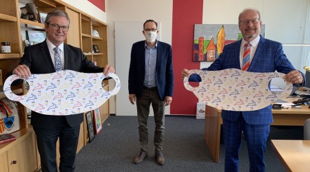„Mit Paderborn-Maske - aber sicher!“ Diesem Motto folgen auch Bürgermeister Michael Dreier, Paderborns Stadtmarketingchef Jens Reinhardt und Thomas Siemensmeyer, Geschäftsführer der Penn Textile Solution GmbH (v.l.). Gemeinsam mit der Paderborner Firma hat das Paderborner Stadtmarketing die Paderborn-Maske als alltagstauglichen Mund- und Nasenschutz entwickelt. Foto: © Stadt Paderborn