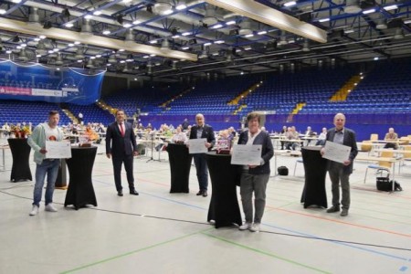 Verleihung auf der Spielfläche der Phoenix Contact Arena (v.li): Florian Schalofsky (Platz 2), Landrat Dr. Lehmann, Olaf Henning (Platz 1), Ilsemarie Büscher (Platz 3) und Günther Wiemann (Sonderpreis). Foto: Kreis Lippe