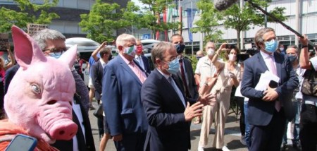 2020-06-21-corona-mp-diskutiert-mit-demonstranten-img-2994