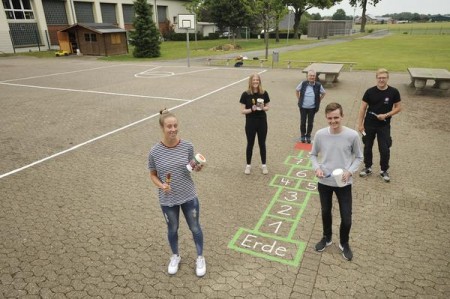 In der Corona-Pause für die Lübbecker Schulkinder kreativ: Das FSJ-Team der Stadt Lübbecke.