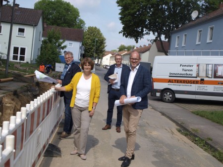 Freuen sich über ein gelungenes Quartier der Britensiedlung: V.l.n.r.: Klaus Zimmermann aus dem Vorstand, Corinna Peter-Werner vom Aufsichtsrat sowie Daniel Klei und Michael Kirchner vom Vorstand. (Foto: Joshua Eulitz)