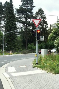Der erste „Grünpfeil für Radfahrende“ steht an der Kreuzung Woldemarstraße/ Blomberger Straße. (Foto: Stadt Detmold)