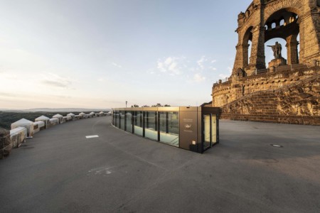 Das LWL-Besucherzentrum im Kaiser-Wilhelm-Denkmal: Blick von der denkmalgerecht rekonstruierten Ringterrasse. (Foto: LWL/Peter Hübbe)