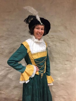Museumsbegleiterin Viviane Kotsch im Kostüm (Foto: Schloss Brake)