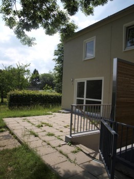 Garten und Terrasse eines Reihenhaus (Foto: Joshua Eulitz)