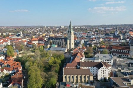 Der Paderborner Dom mit seinem 93 Meter hohen Turm dominiert das Bild der Paderborner Innenstadt.Foto: © Verkehrsverein Paderborn e. V.