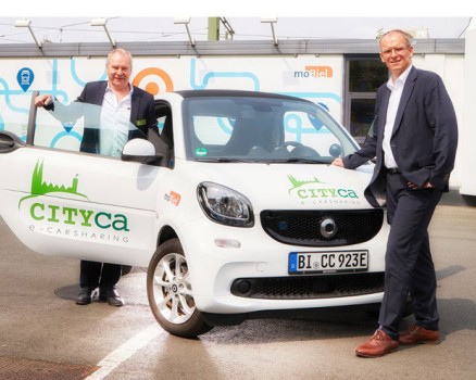 Freuen sich über die Zusammenarbeit beim Verleih von Elektroautos: CITYca-Gründer Hans Rost (links) und moBielGeschäftsführer Martin Uekmann. (Foto: moBiel/ Thorsten Ulonska) 