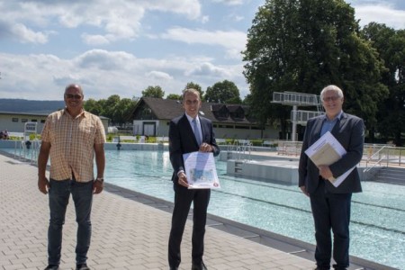 Schwimmmeister Volker Rieder (v.l.), Bürgermeister Alexander Fischer sowie der Allgemeine Vertreter Lothar Stadermann, zuständig für den Bäderbetrieb, haben das Hygienekonzept für das Höxteraner Freibad vorgestellt.