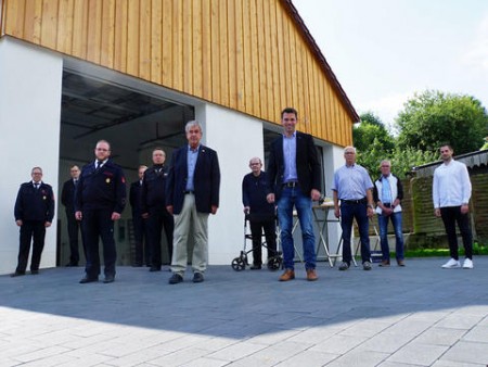 Bürgermeister Hermann Temme (vorne links) und Christoph Rustemeyer (Mitte) übergaben heute die neue Fahrzeughalle an die Löschgruppe Gehrden. Foto: Stadt Brakel 