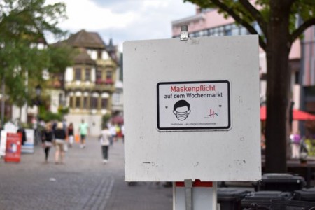 Mit Schildern weist die Stadt auf die Maskenpflicht auf dem Wochenmarkt hin. Foto: Stadt Höxter