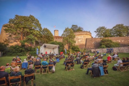 Die Burgsommer-Bühne auf der Wiese hinter der Festung. Foto: Bielefeld Marketing/Sarah Jonek