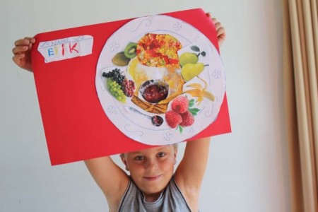 Erik hatte es raus – ruckzuck hatte er sich sein eigenes Tischset gebastelt.Foto: Stadt Gütersloh