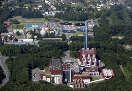Die Stadtwerke Bielefeld setzen weiter auf den Ausbau erneuerbarer Energien, wozu auch die umweltfreundliche Fernwärme gehört. Die MVA ist das Rückgrat der Fernwärmeversorgung in Bielefeld und blickt außerdem ein Rekordgeschäftsjahr zurück. (Foto: Sarah Jonek)