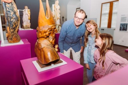 Geschichte(n) entdecken - in den Ferien ins Museum: Familien haben dienstags bis freitags freien Eintritt. Foto: Lina Loos für das Kreismuseum Wewelsburg.
