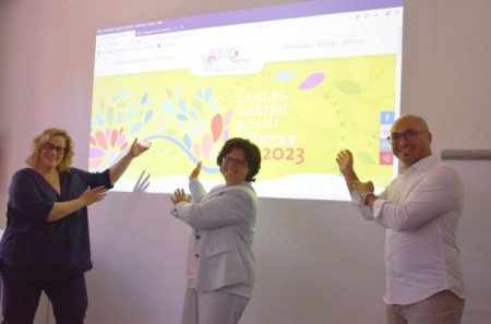  Barbara Fien (Fien Design, v.l.n.r.), Claudia Koch (Landesgartenschau-Geschäftsführerin) und Kenan Kutlu (kenmedia Digitalagentur) präsentieren die neue Landesgartenschau-Internetseite.Foto: 