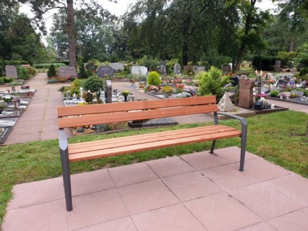 Auf dem städtischen Friedhof in Avenwedde hat die Stadt 13 neue Holzbänke für die Besucherinnen und Besucher aufgestellt.Foto:Stadt Gütersloh