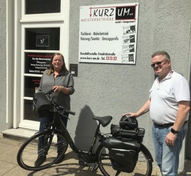 Anke Schmidt und Günter Kleß mit einem von vielen Fahrrädern. Foto: Kurz Um-Meisterbetriebe