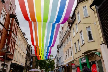 Die Mittlere Berliner Straße wird über die Sommerzeit in regenbogenbunte Farbspiele getaucht. Foto: Stadt Gütersloh